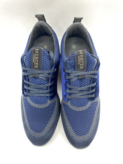 null MERCER, Paire de sneakers modèle "Waverly Men" bleu, taille 44

Modèle d'essayage...