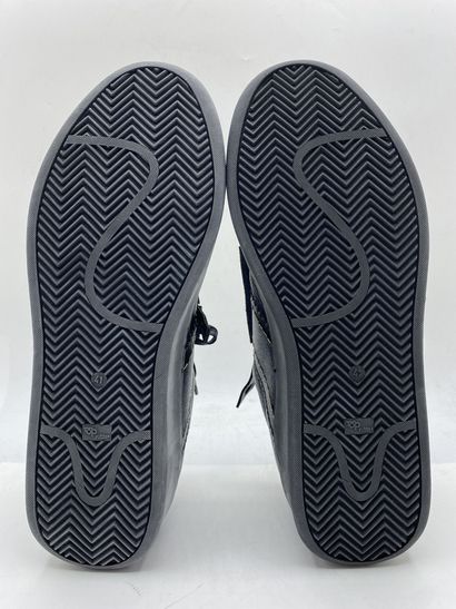 null BRUNO BORDESE, Paire de sneakers modèle "C722" noir, taille 41

Neuves dans...