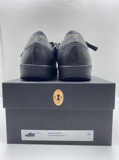 null BRUNO BORDESE, Paire de sneakers modèle "C722" noir, taille 42

Neuves dans...