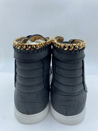  LOUIS LEEMAN, Paire de sneakers modèle "High Top Sneaker with Metal Chain" noir,...