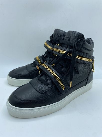  LOUIS LEEMAN, Paire de sneakers modèle "High Top Sneaker with Zip" noir et or, taille...