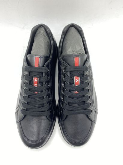 null PRADA, Paire de sneakers modèle "Plume + Spazzola" noir, taille 5 (taille UK...