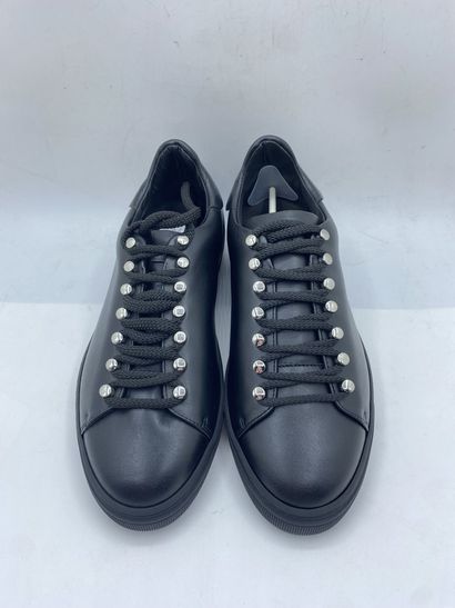 null LOUIS LEEMAN, Paire de sneakers modèle "Low Top Sneaker" noir, taille 38

Neuves...