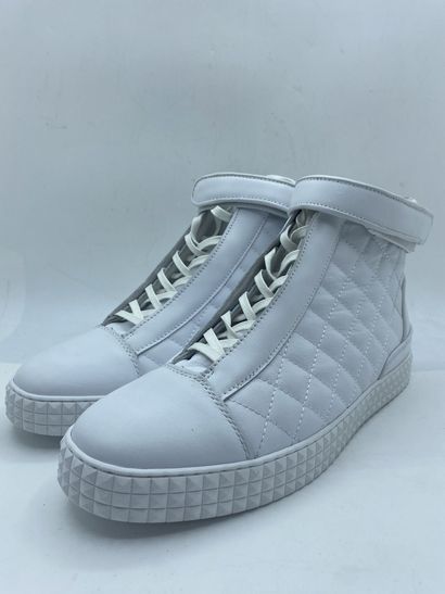 null SUSUDIO, Pair of sneakers model "DSSR001" white, size 44

Fitting model in its...