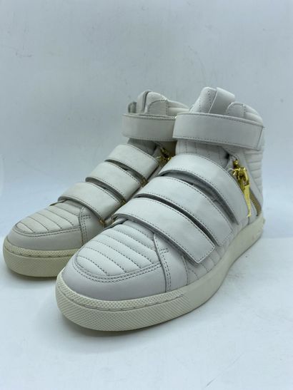null PIERRE BALMAIN, Pair of sneakers model "HS405S13003" white, size 39

Fitting...