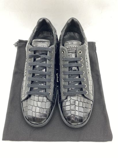 null MY BRAND EXCLUSIVE, Pair of sneakers model "Sahara Low Top" black, size 43

Fitting...
