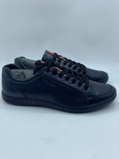 null PRADA, Paire de sneakers modèle "Plume + Spazzolatto" bleu foncé, taille 10...