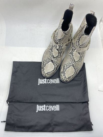 null JUST CAVALLI, Paire de bottines modèle "S12WU0028" blanc effet python, taille...