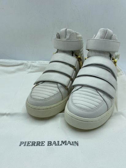 null PIERRE BALMAIN, Paire de sneakers modèle "HS405S13003" blanc, taille 39

Modèle...