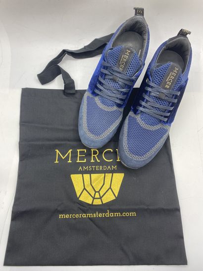 null MERCER, Paire de sneakers modèle "Waverly Men" bleu, taille 43

Modèle d'essayage...