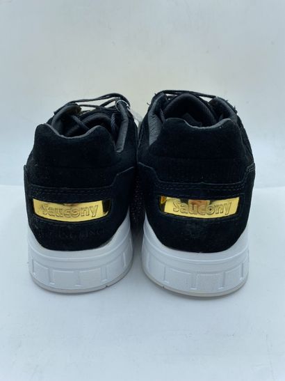 null SAUCONY, Paire de sneakers modèle "SHADOW 5000" noir et or, taille 46.5

Neuves...