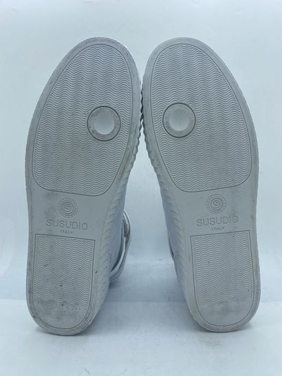 null SUSUDIO, Pair of sneakers model "DSSR001" white, size 44

Fitting model in its...
