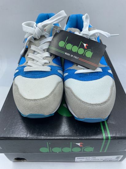 null DIADORA, Paire de sneakers modèle "S8000 NYL ITA" bleu et gris, taille 39

Modèle...