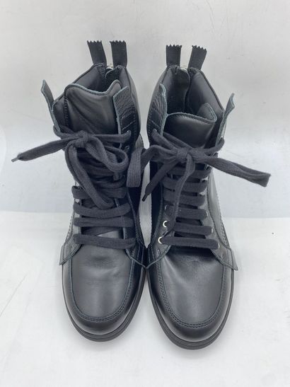 null KRISVANASSCHE, Paire de sneakers modèle "Sneakers with zip at the Back" noir,...