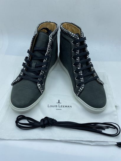 null LOUIS LEEMAN, Paire de sneakers modèle "High Top Sneaker with Metal Chain" noir,...