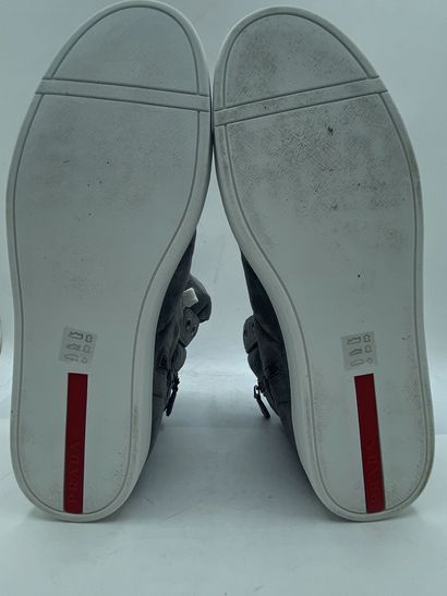 null PRADA, Paire de sneakers modèle "Scamosciato" gris, taille 10 (taille UK soit...