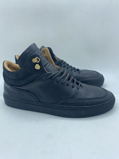 null MASON GARMENTS, Paire de sneakers modèle "Papap Black" noir, taille 43

Neuves...
