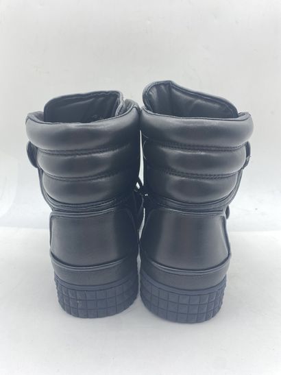 null SUSUDIO, Pair of sneakers model "HTSR011" black, size 41

New in their box in...