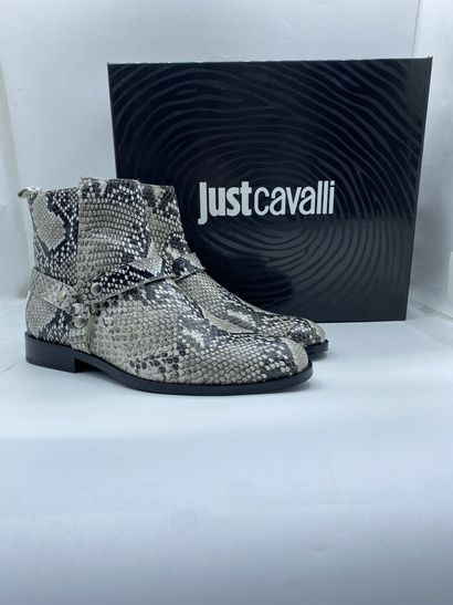 null JUST CAVALLI, Pair of boots model "S12WU0028" white python effect, size 39

Fitting...