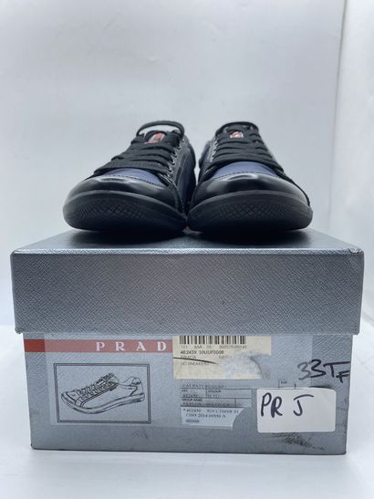 null PRADA, Paire de sneakers modèle "Nylon + Spazzola" noir et bleu foncé, taille...