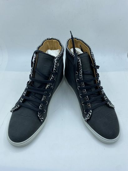  LOUIS LEEMAN, Paire de sneakers modèle "High Top Sneaker with Metal Chain" noir,...