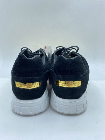 null SAUCONY, Paire de sneakers modèle "SHADOW 5000" noir et or, taille 44

Modèle...