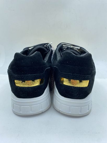 null SAUCONY, Paire de sneakers modèle "SHADOW 5000" noir et or, taille 46.5

Modèle...