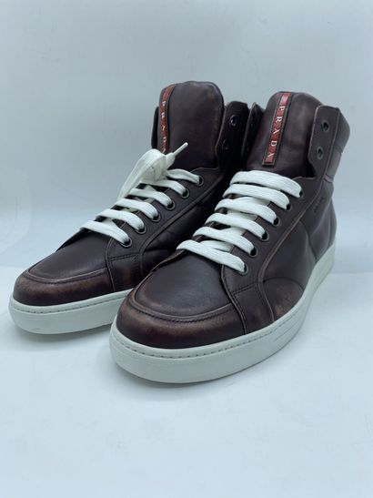 null PRADA, Paire de sneakers modèle "Vitello Vintag" couleur bordeaux, taille 9...