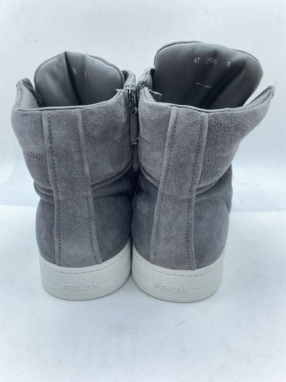 null PRADA, Paire de sneakers modèle "Scamosciato" gris, taille 9 (taille UK soit...