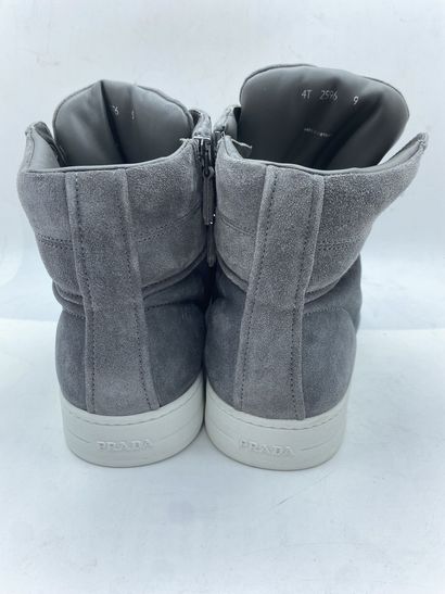 null PRADA, Pair of sneakers model "Scamosciato" grey, size 9 (UK size is 43)

Fitting...