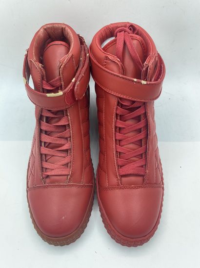 null SUSUDIO, Pair of red sneakers, size 40

Fitting model (accidents) in its box...