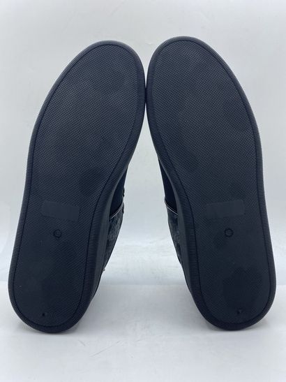 null 
MERCER, Paire de sneakers modèle “ Lowtop” noir et gris taille 43

Neuves dans...