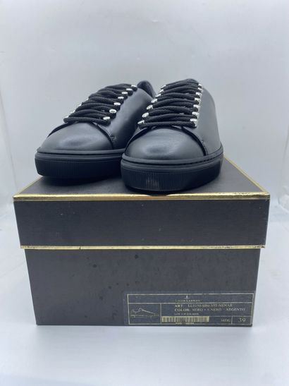 null LOUIS LEEMAN, Paire de sneakers modèle "Low Top Sneaker" noir, taille 39

Neuves...