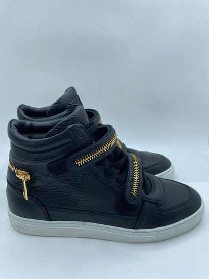 null LOUIS LEEMAN, Paire de sneakers modèle "High Top Sneaker with Zip" noir et or,...