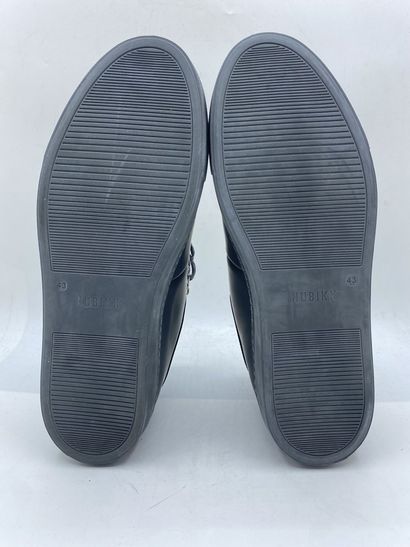 null NUBIKK, Paire de sneakers modèle "Jhay Low Gomma All" gris, taille 43

Neuves...