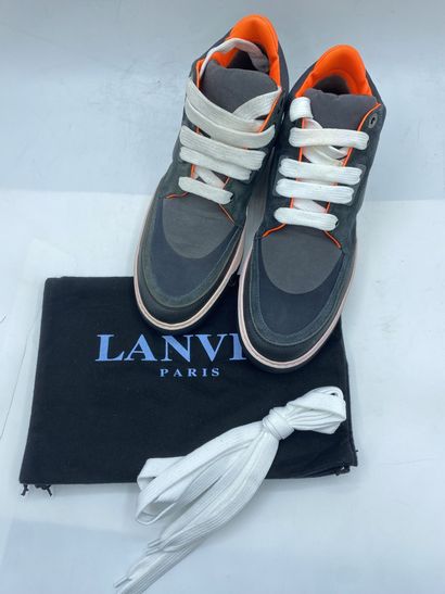 null LANVIN, Paire de sneakers modèle "Basket Basse Technique Tissu Froisse et Veau"...