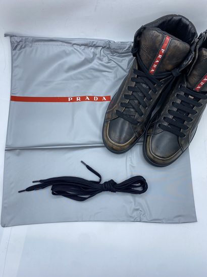 null PRADA, Paire de sneakers modèle "Vitello Vintag" noir, taille 7 (taille UK soit...