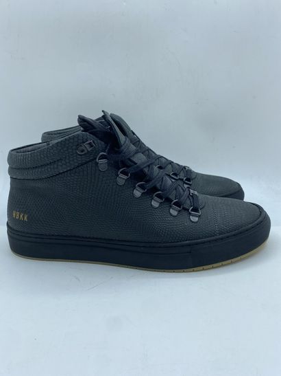 null NUBIKK, Paire de sneakers modèle "Jhay Cab Lizard" noir, taille 43

Modèle d'essayage...