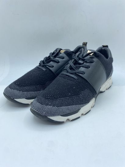 null MERCER, Paire de sneakers modèle "Wooster" blanc et gris taille 43

Modèle d'essayage...