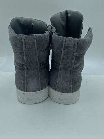 null PRADA, Paire de sneakers modèle "Scamosciato" gris, taille 10 (taille UK soit...