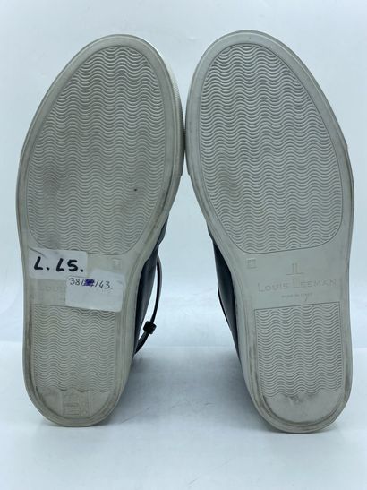 null Lot of pairs of sneakers size 38 including :

- LOUIS LEEMAN, Pair of grey and...