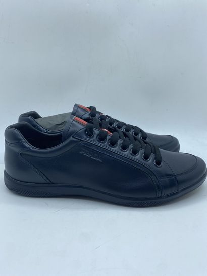 null PRADA, Paire de sneakers modèle "Plume + Spazzolatto" bleu foncé, taille 8.5...