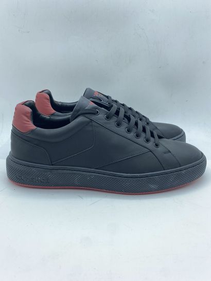 null EXPLICIT, Pair of black and red sneakers, size 42

Fitting model in its box...