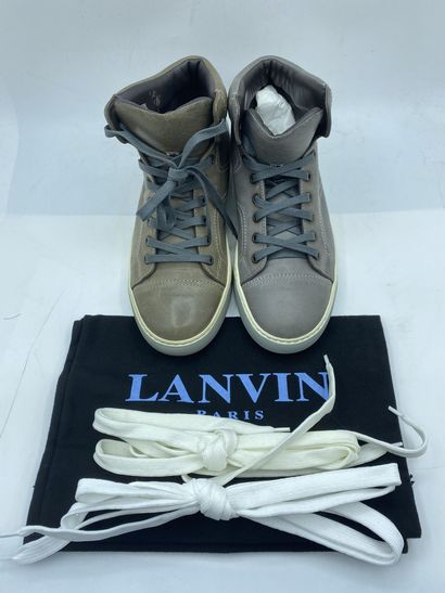 null LANVIN, Paire de sneakers modèle "Tennis Mi Haute Piping Agneau Nappa Fin" gris...