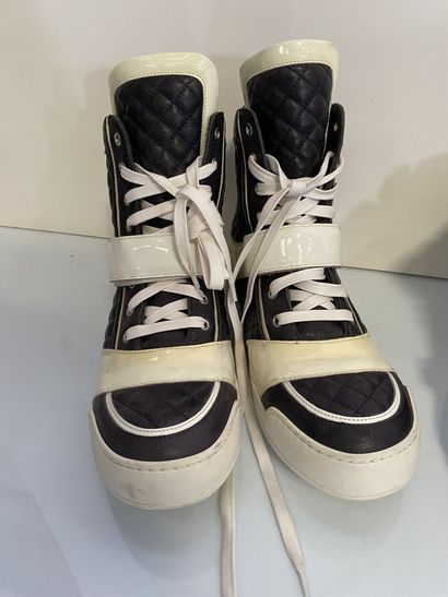 null Lot of pairs of sneakers size 43 including :

- BALMAIN, Pair of white and dark...