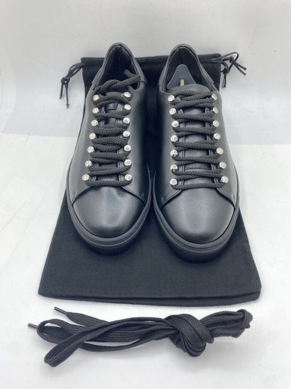 LOUIS LEEMAN, Paire de sneakers modèle "Low Top Sneaker" noir, taille 40 
Neuves...
