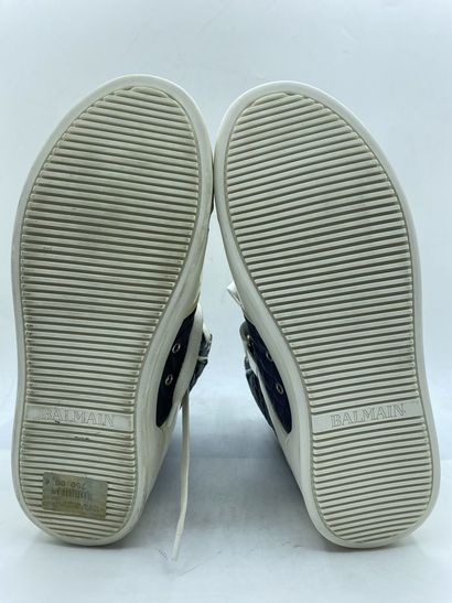 null BALMAIN, Paire de sneakers modèle "S4HT302BA50" blanc et bleu foncé, taille...