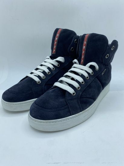 null PRADA, Paire de sneakers modèle "Scamosciato" bleu, taille 9 (taille UK soit...