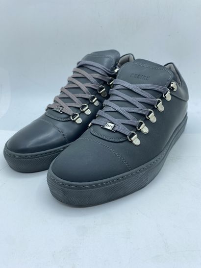 null NUBIKK, Paire de sneakers modèle "Jhay Low Gomma All" gris, taille 42

Modèle...