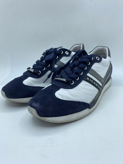 null RICHMOND, Pair of white and navy blue sneakers, size 44

Fitting model (wear,...